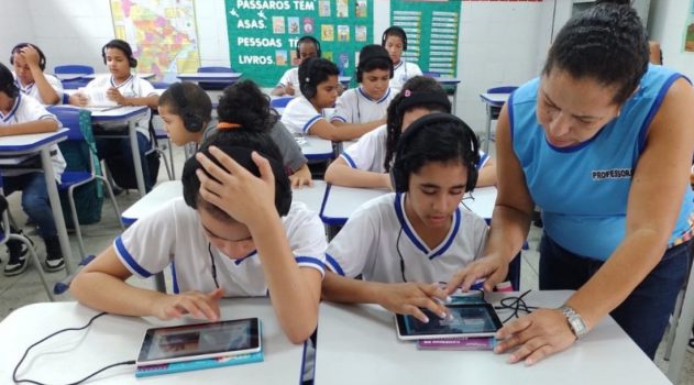 ALUNOS DA REDE ESTADUAL NA INTERNET 4DE AGOSTO 25