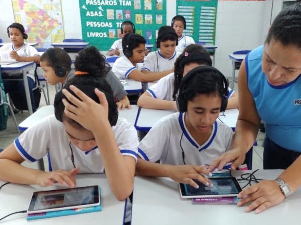 ALUNOS DA REDE ESTADUAL NA INTERNET 4DE AGOSTO 25