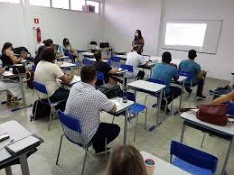 ALUNOS EM SALA DE AULA DO IFS