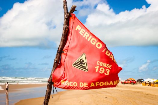 BANDEIRA ADVERTE RISCO DE AFOGAMENTO