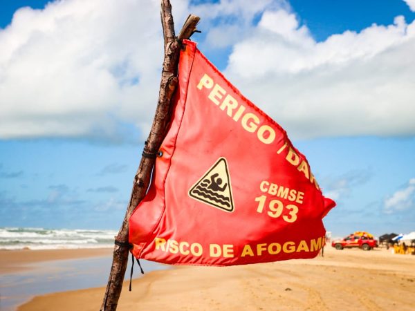 BANDEIRA ADVERTE RISCO DE AFOGAMENTO