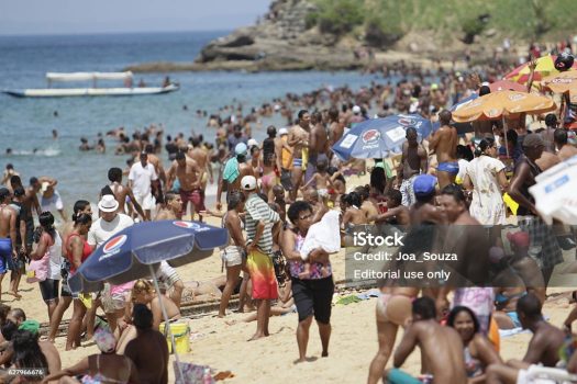 Salvador, Brazil - January 1, 2015: People are seen on the beach of Boa Viagem in the city of Salvador (BA). (ISTOCK / Joá Souza).
