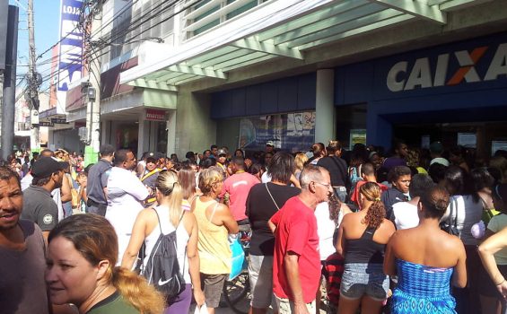 BOLSA FAMILIA FILA TUMULTUADA