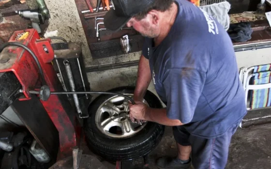 BORRACHEIRO ENCHENDO PNEU