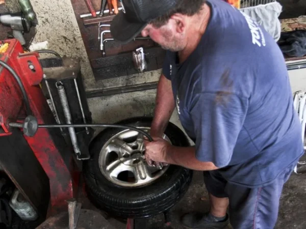 BORRACHEIRO ENCHENDO PNEU