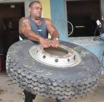 BORRAHCEIRO SEGURANDO PNEU GRANDE