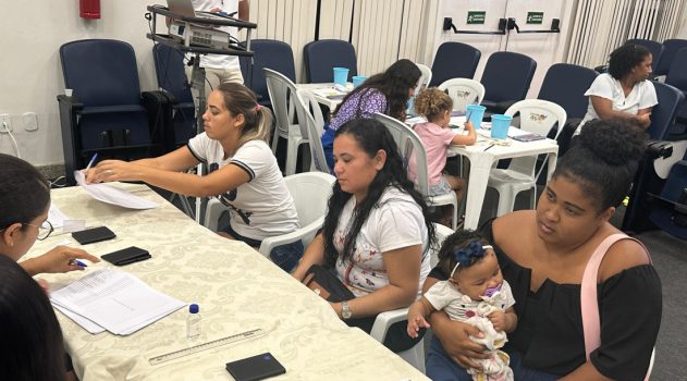 CARTÃO MAIS PARA PESSOAS DE BAIXA RENDA-MÃE COM FILHO NO COLO