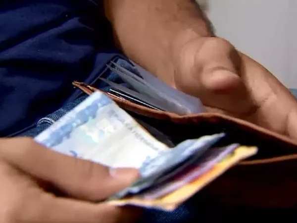 CONTANDO DINHEIRO NA CARTEIRA