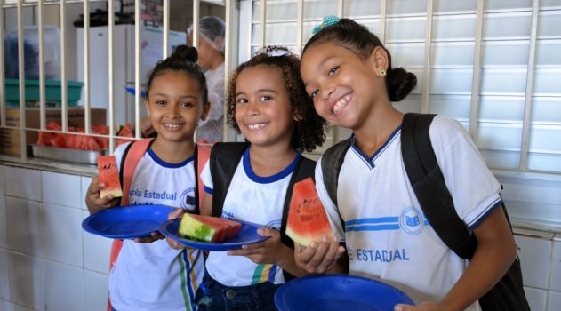CRIANÇA COM MELANCIA