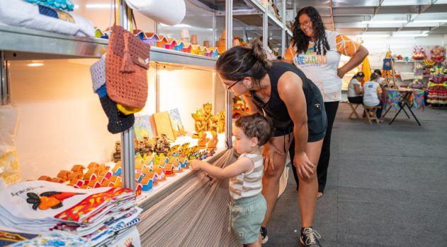 CRIANÇA ENCANTADA COM ARTESANATO NO ARRAIÁ 25