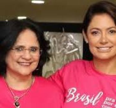 DMARES E MICHELLE RINDO DE BLUSA ROSA