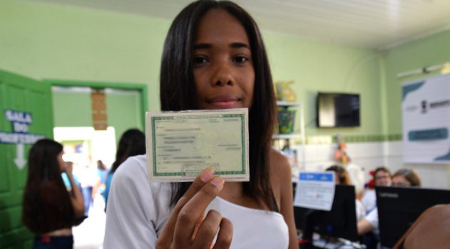 ESTUDANTE EXIBE CARTEIRA DE IDENTIDADE COM CPF-3 JULHO-25