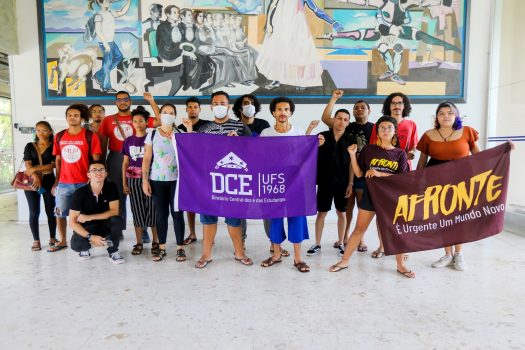 ESTUDANTES DA UFS COM BANDEIRA DO DCE