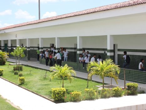 IFS SÃO CRISTÓVÃO FOTO 2 COM ALUNOS AO LONGE