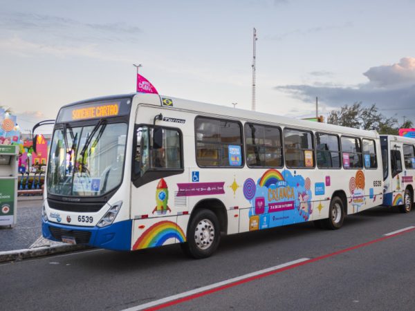 Linhas de ônibus que atendem Orla da Atalaia circulam com temática especial durante a Vila da Criança-3 outubro 25