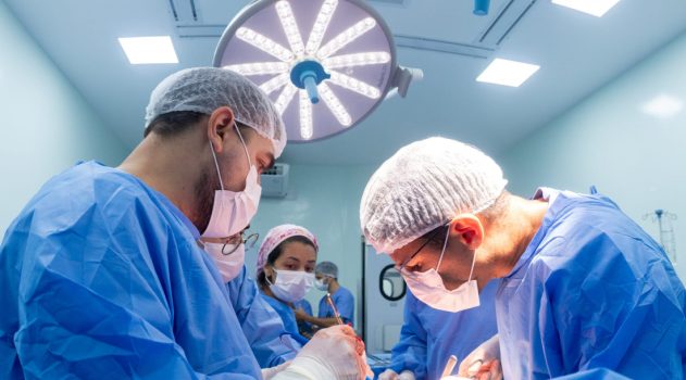 MÉDICOS FAZEM TRANSPLANTE NO CIRURGIA FEVEREIRO 15 DE 26