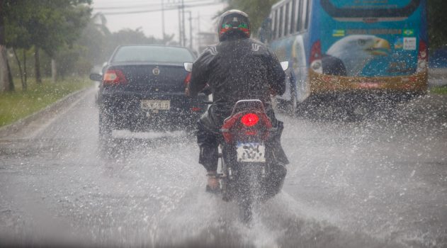 MOTO EM RUA ALAGADA