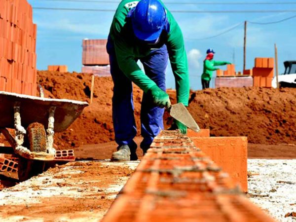 OPERÁRIO NA CONSTRUÇÃO CFIVIL