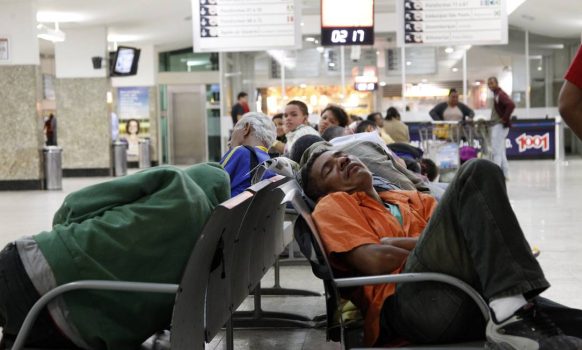 PASSAGEIRO DORME NA RODOVIÁRIA