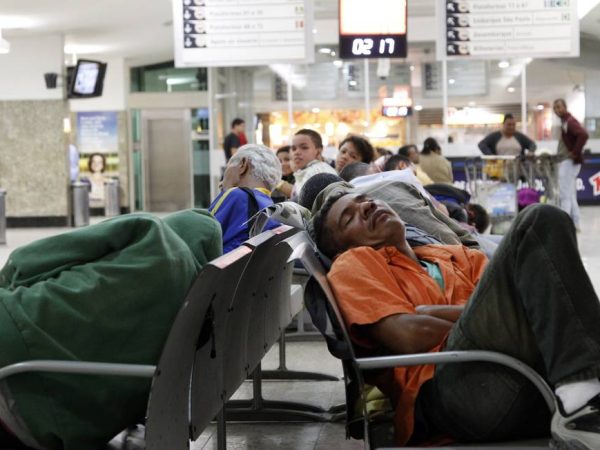 PASSAGEIRO DORME NA RODOVIÁRIA