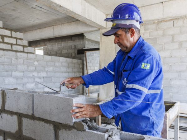 PEDREIRO assentando bcloco de cimentoGoverno de Sergipe oferta 320 vagas em novos cursos de qualificação profissional para construção civil----28 de outubro 25