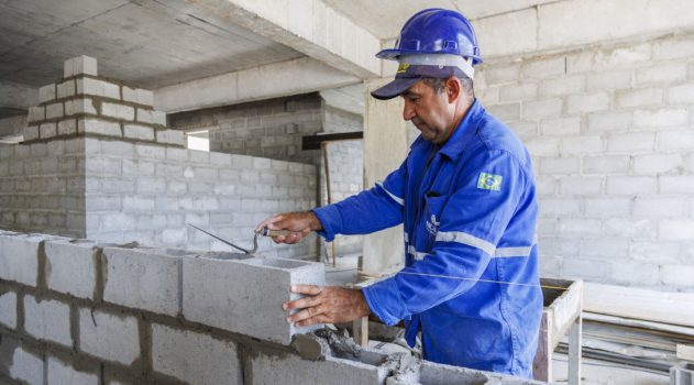 PEDREIRO assentando bcloco de cimentoGoverno de Sergipe oferta 320 vagas em novos cursos de qualificação profissional para construção civil----28 de outubro 25