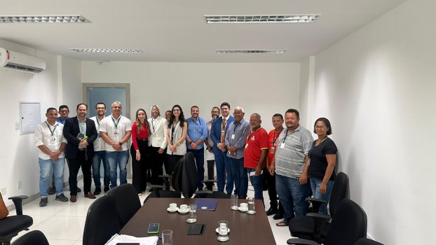 PREFEITURA DA BARRA BUSCA SOLUÇÃO PARA REDE DE ENERGIA RESIDENCIAL-FOTO COM DANIEL IMBASSAHY