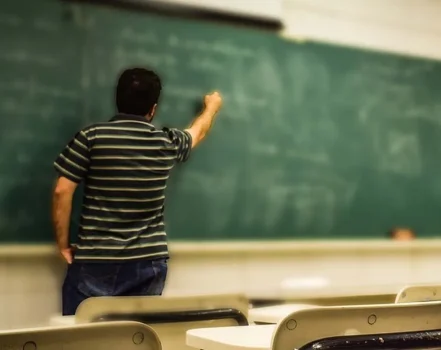 PROFESSOR DANDO AULA NO IFS