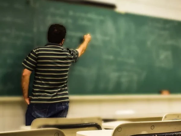PROFESSOR DANDO AULA NO IFS