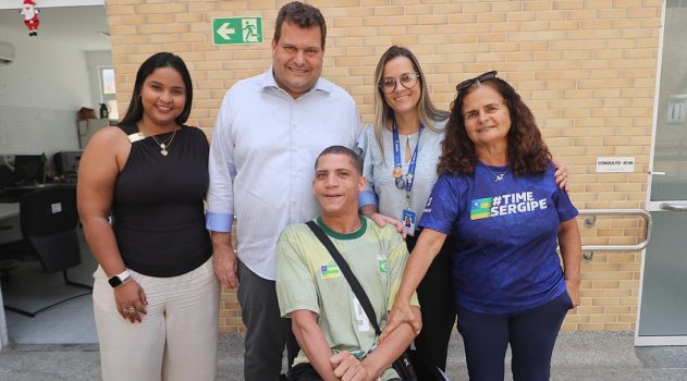 Secretaria de Estado da Saúde entrega cadeira de rodas adaptada a atleta paralímpico---17 DE NOVEMBRO 25