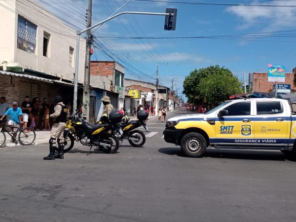 Smtt-aracaju-CARRO NA PISTA