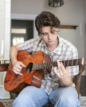 TOCANDO VIOLÃO