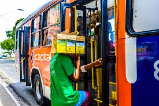 Trabalhador pegando ônibus