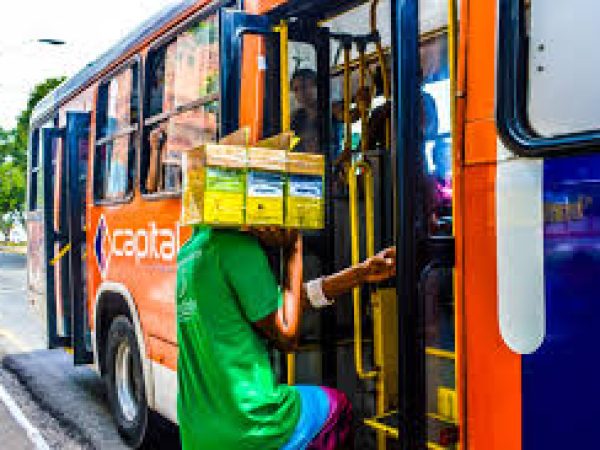 Trabalhador pegando ônibus