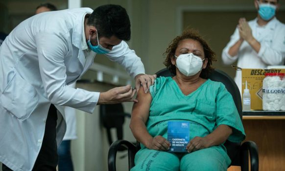 VACINAÇÃO ADULTO SENDO VACINADO