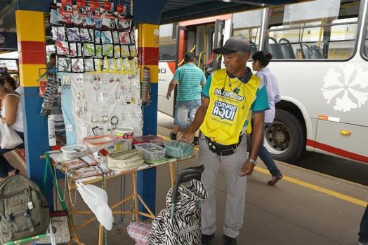 ambulantes no terminal de ônibus