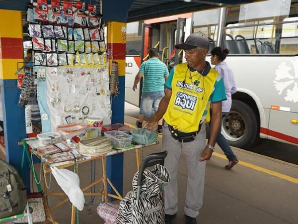ambulantes no terminal de ônibus