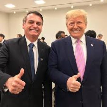 bolsonaro e trumjp fazendo sinal de papo firme