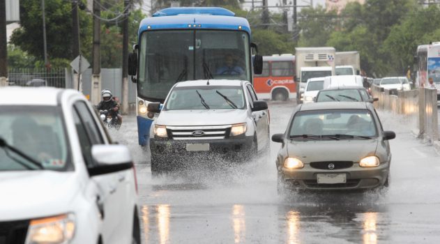carros em pistas alagadas