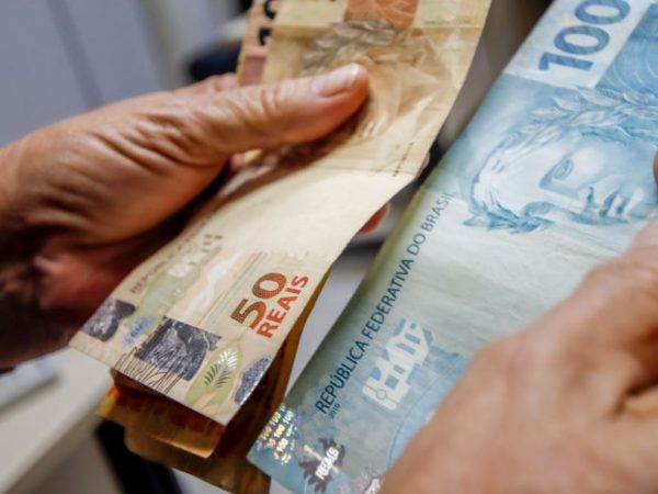dinheiro_salario_NA MÃO CÉDULA DE 50 E 100
