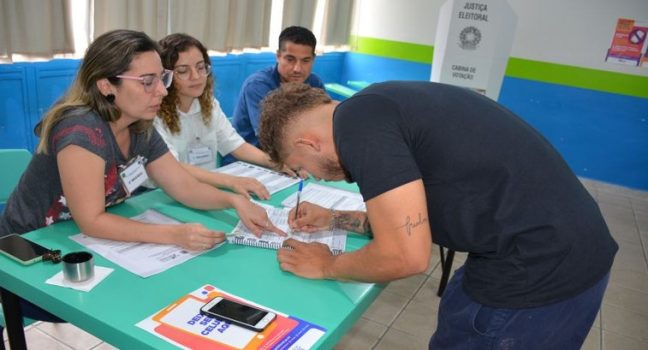 eleitor votando