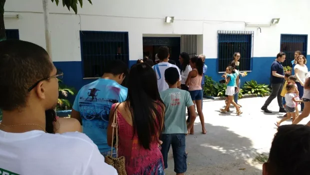 eleitores na fila