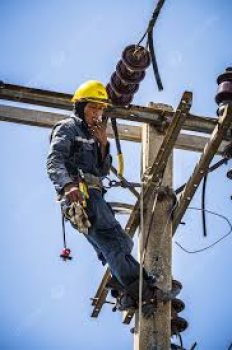 eletricista no poste