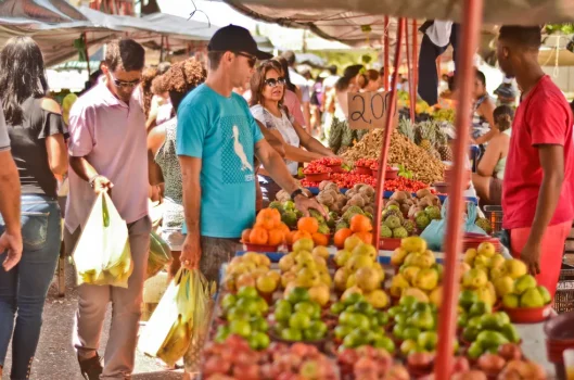 feira livre gente comprando
