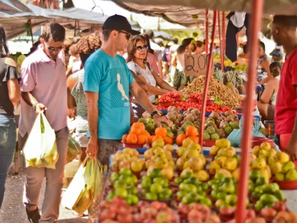 feira livre gente comprando