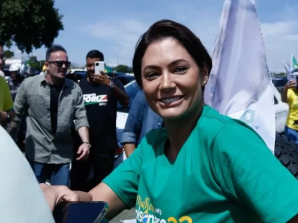 mICHELLE DE CAMISA VERDE NA FRENTE DE UMA MANIFESTAÇÃO