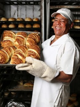 padeiro-mario-francisco-dos-santos-exibe-uma-de-suas-delicias-preparadas-na-padaria-santa-tereza-no-centro-de-sao-paulo-1467941686800_450x600-1