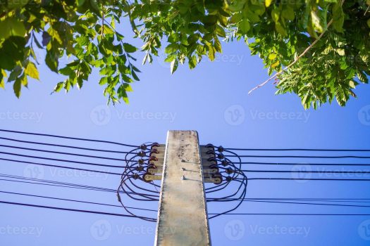 postes-de-energia-eletrica-com-fundo-de-linhas-de-energia--2 outubro 25