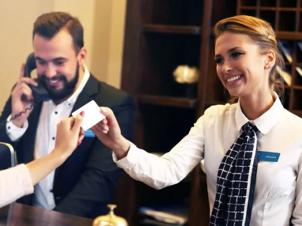 recepcionista-de-hotel-como-esse-profissional-pode-fazer-a-diferenca-no-seu-negocio-feature-image