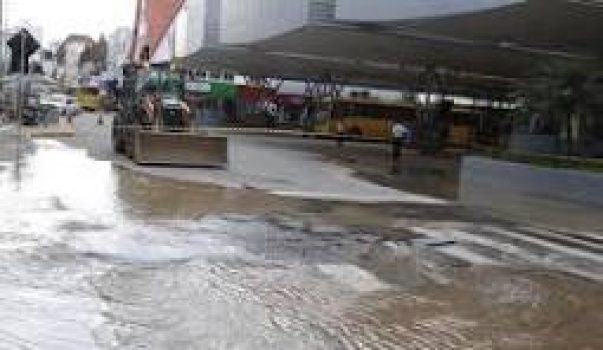 rua com vazamentro de água